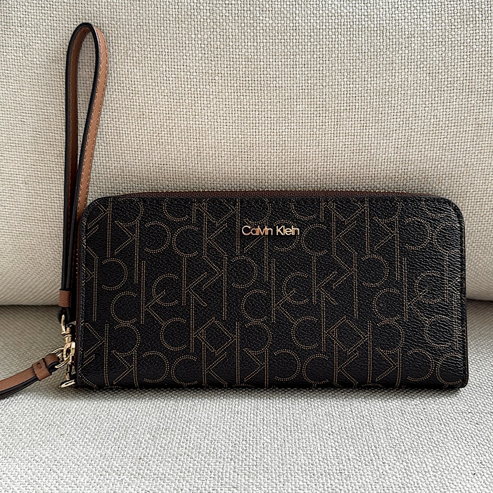 NWOT Authentic Calvin Klein wristlet/wallet